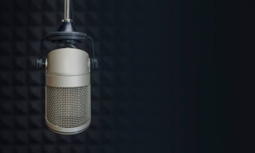 microfono nello studio di doppiaggio